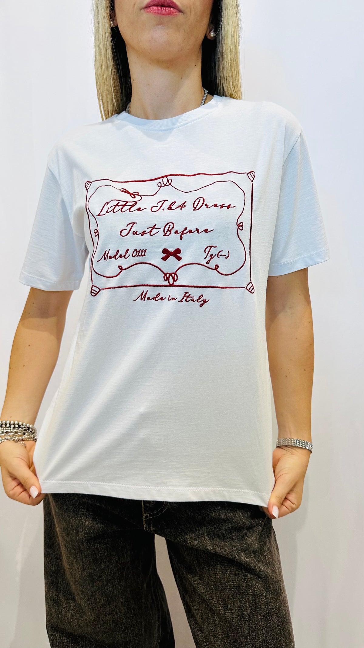 T-SHIRT  CON RICAMO BORDEAUX