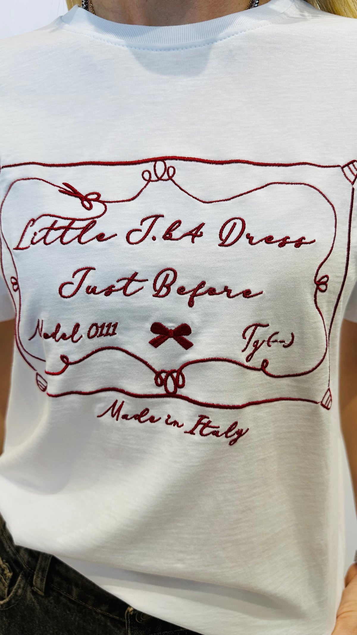 T-SHIRT  CON RICAMO BORDEAUX