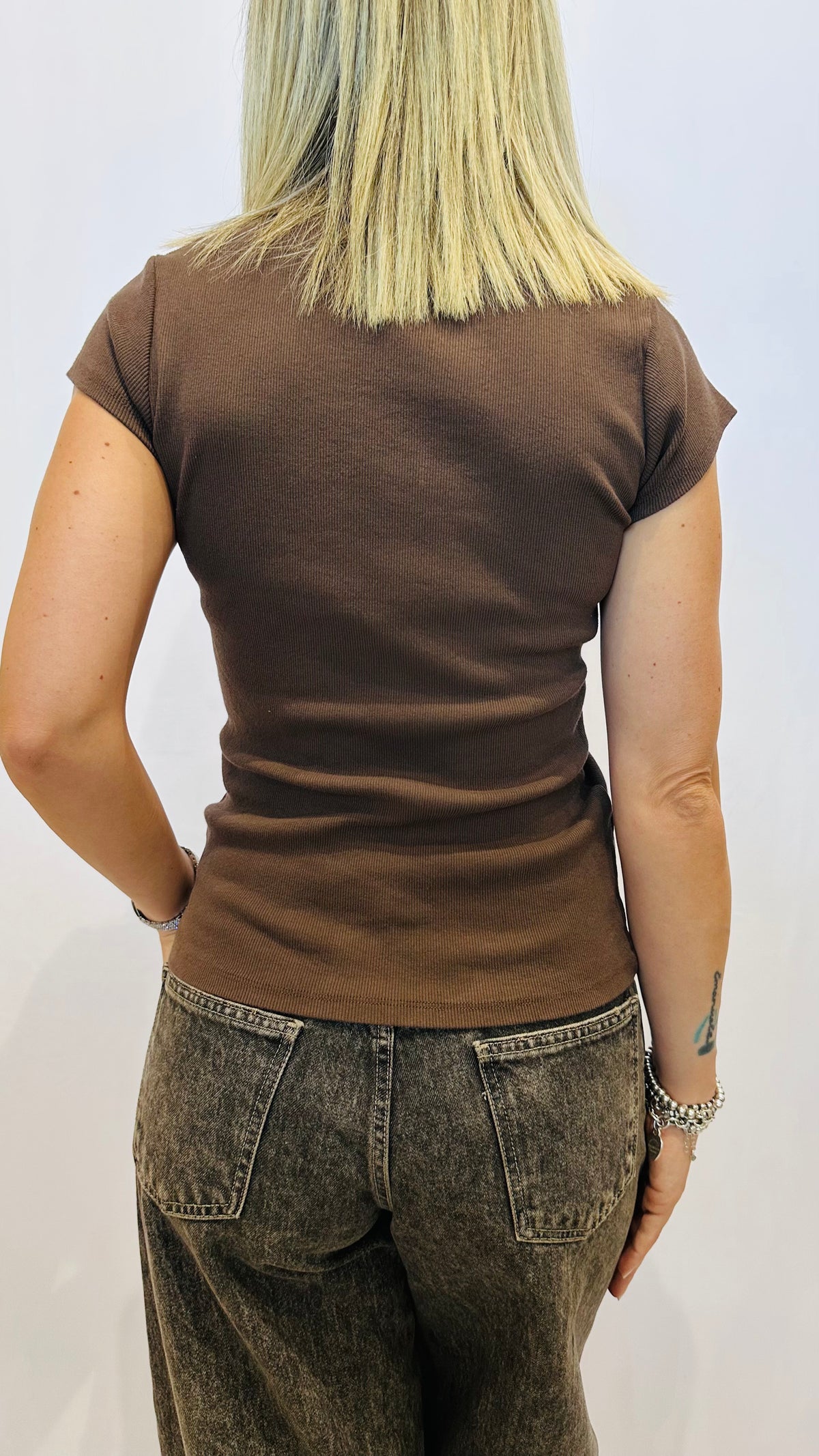 T-SHIRT A COSTINE MARRONE